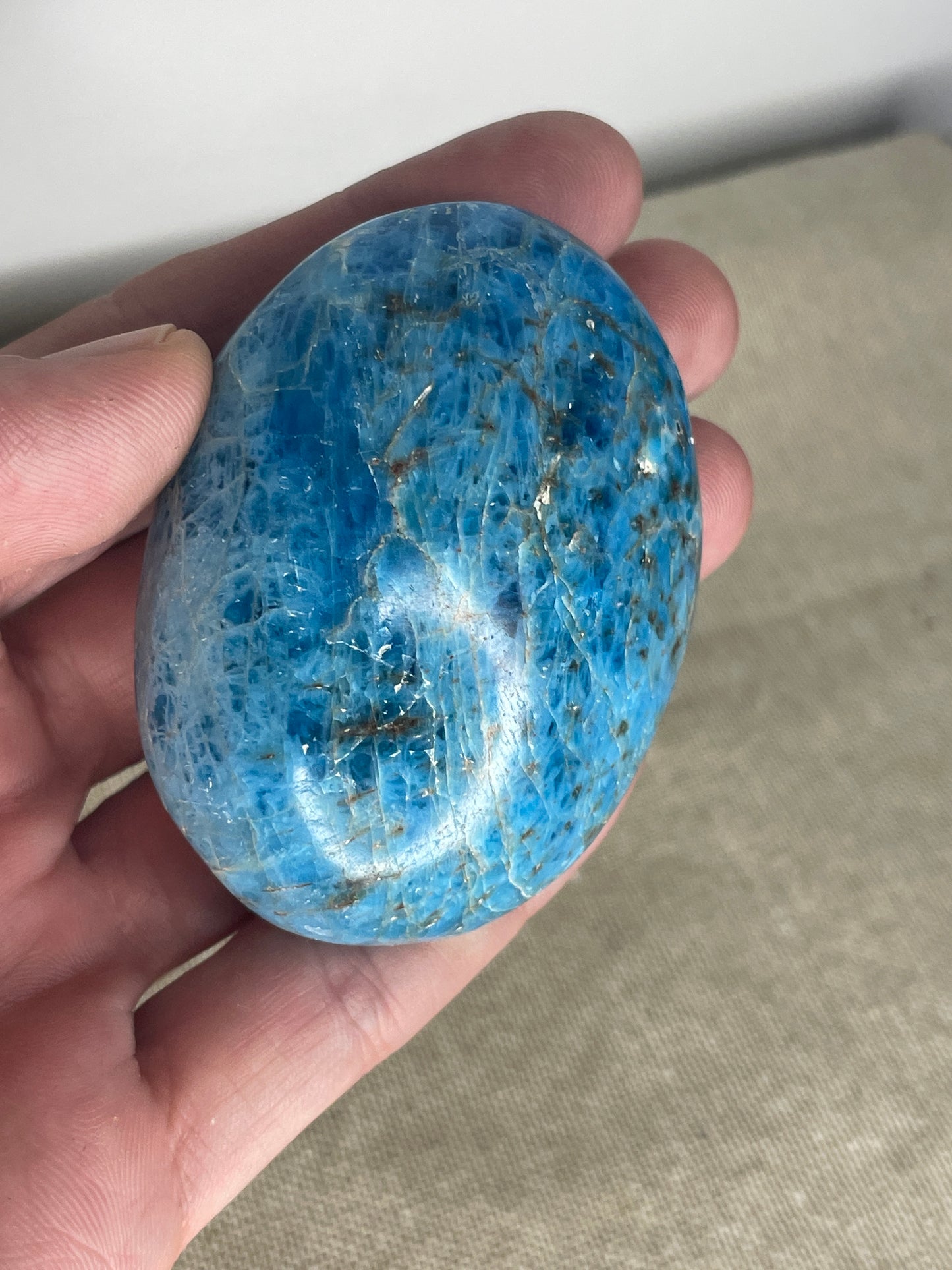 Apatite palm stone