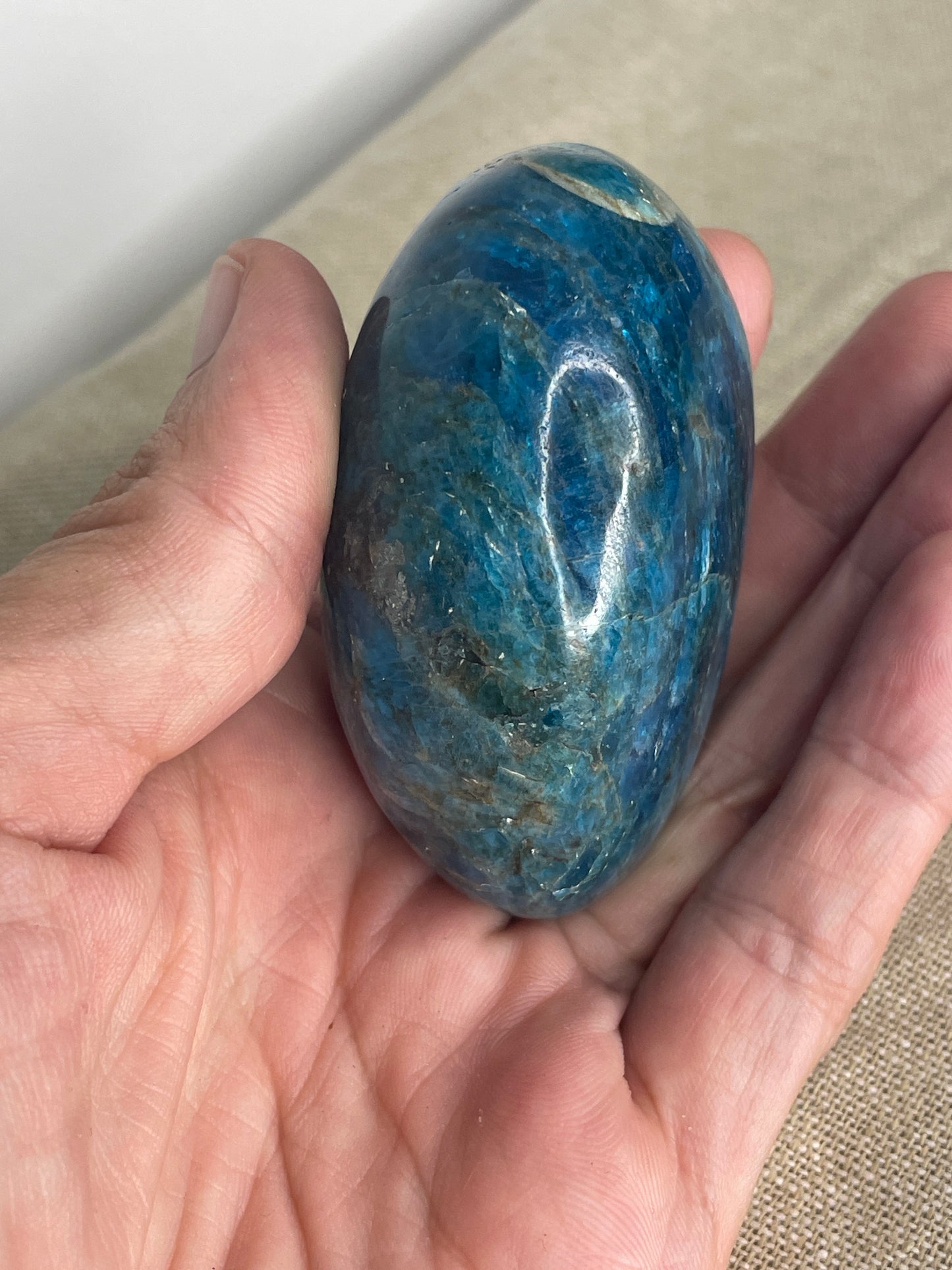 Apatite palm stone