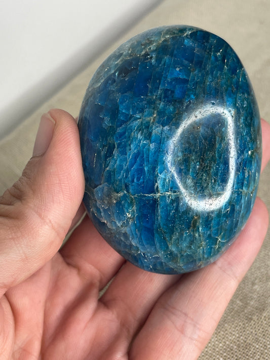 Apatite palm stone